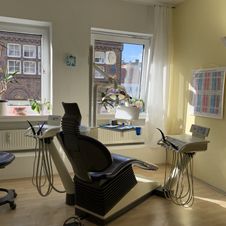 Zahnarztpraxis Dr. Judith Riebeck in Hannover, Behandlungszimmer mit Blick aus den Fenstern